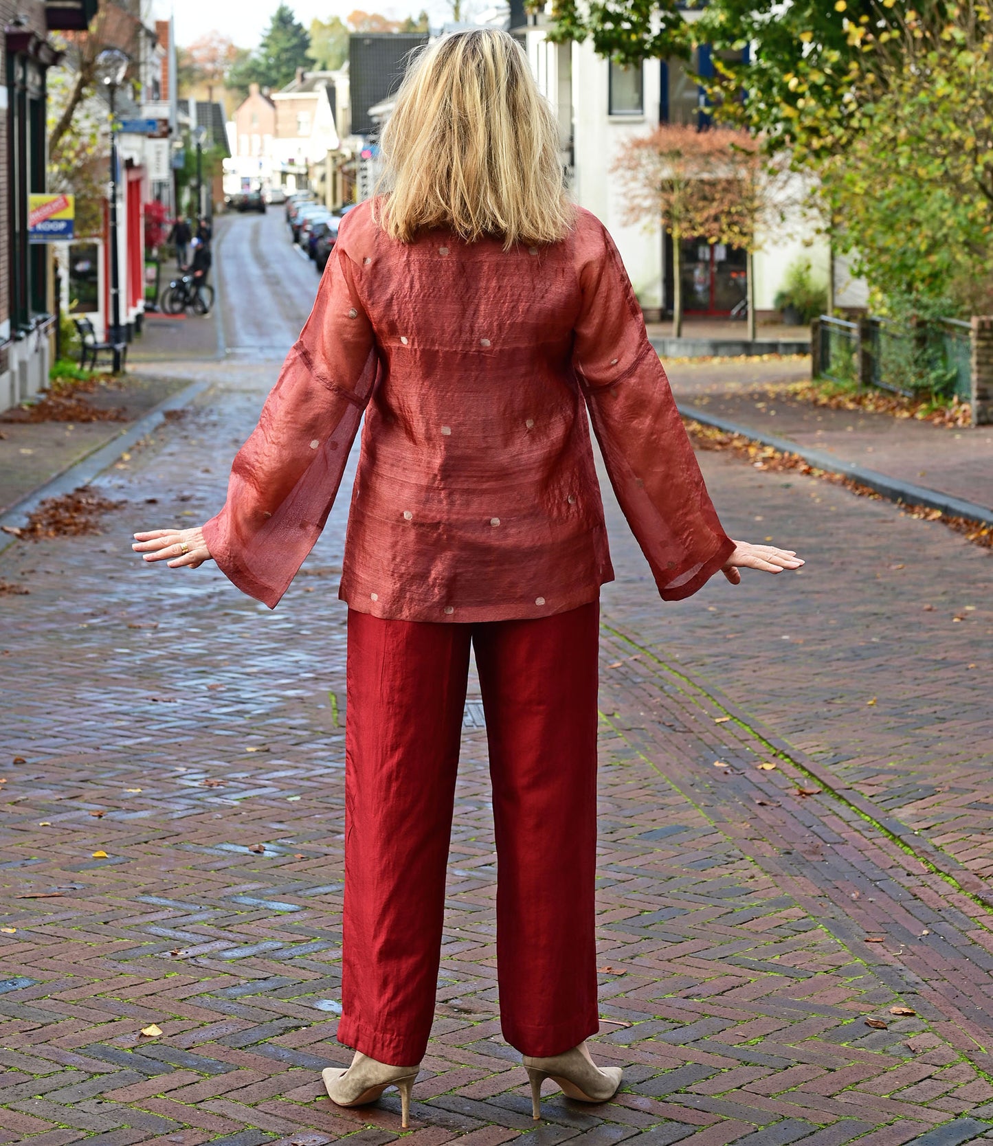 Rode zijden broek, gevoerd