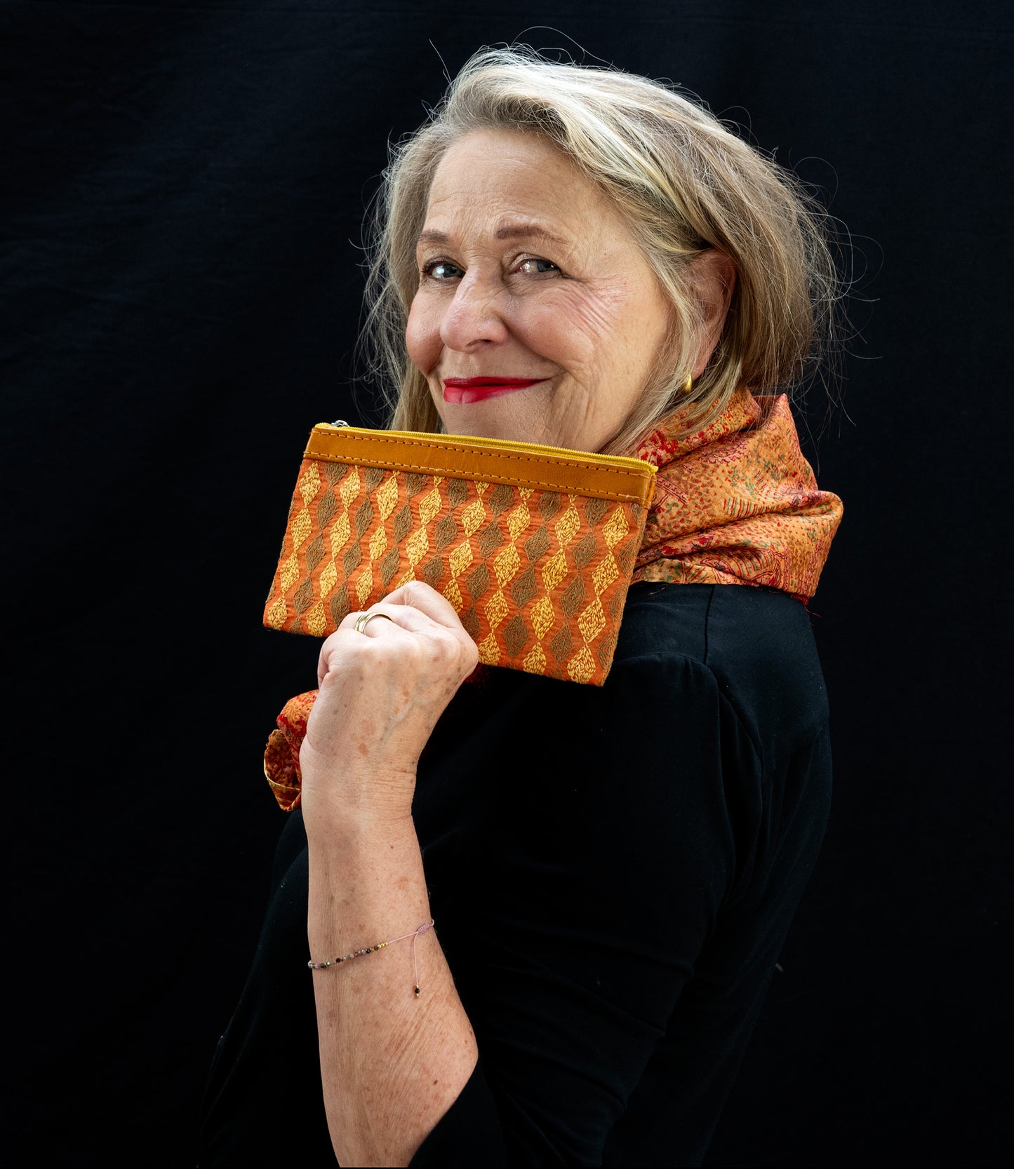 Geborduurd zijden etui oranje-geel