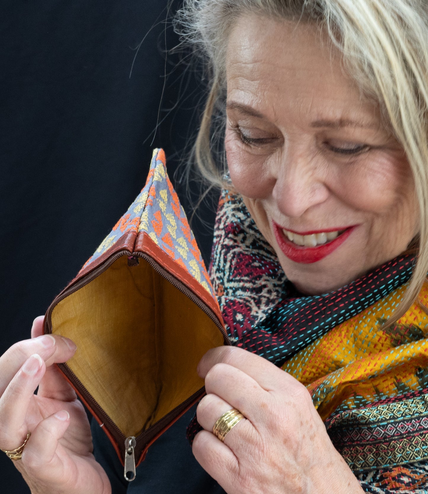 Geborduurd zijden etui zilver-bruin-oranje