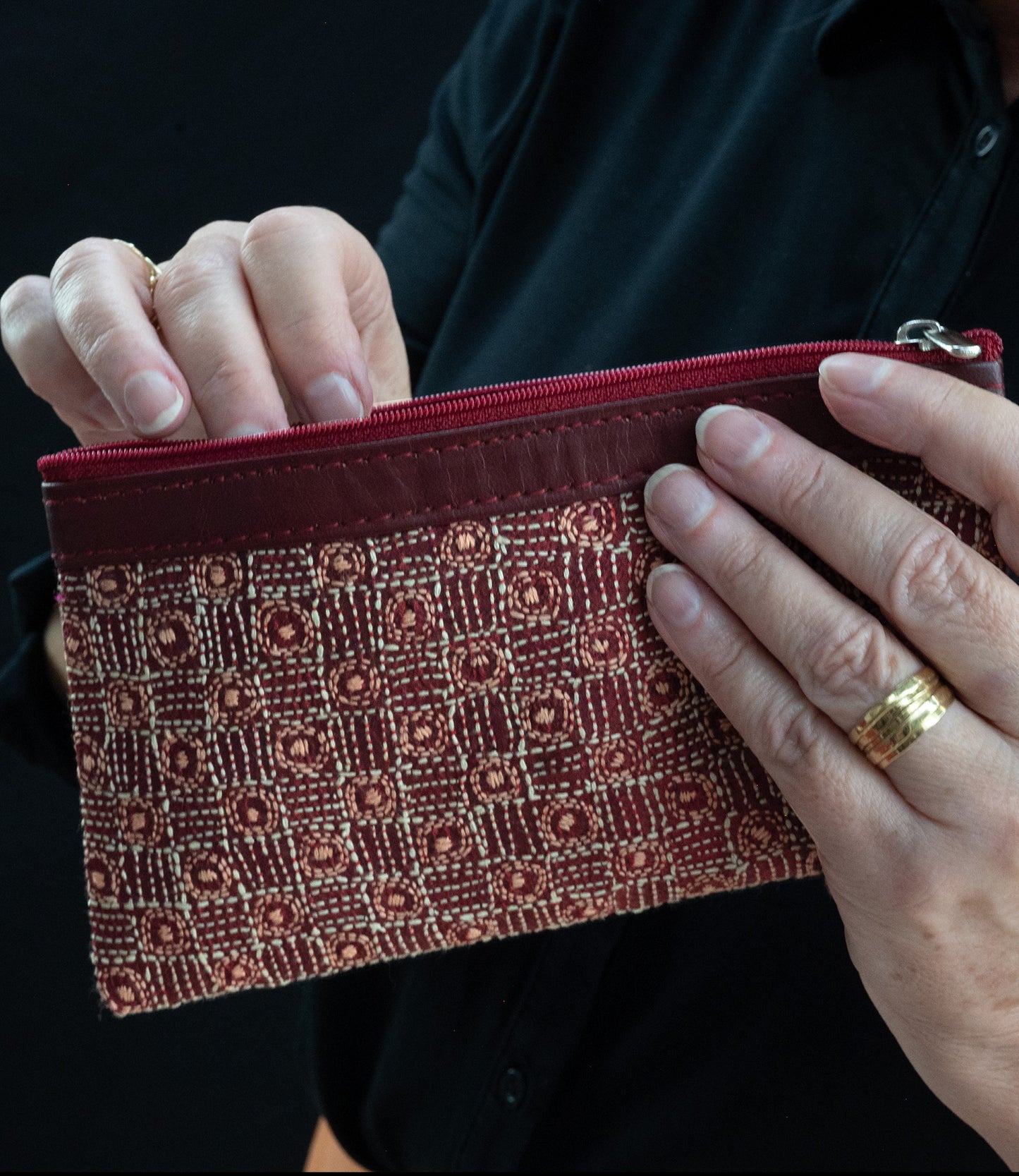 Geborduurd zijden etui rood