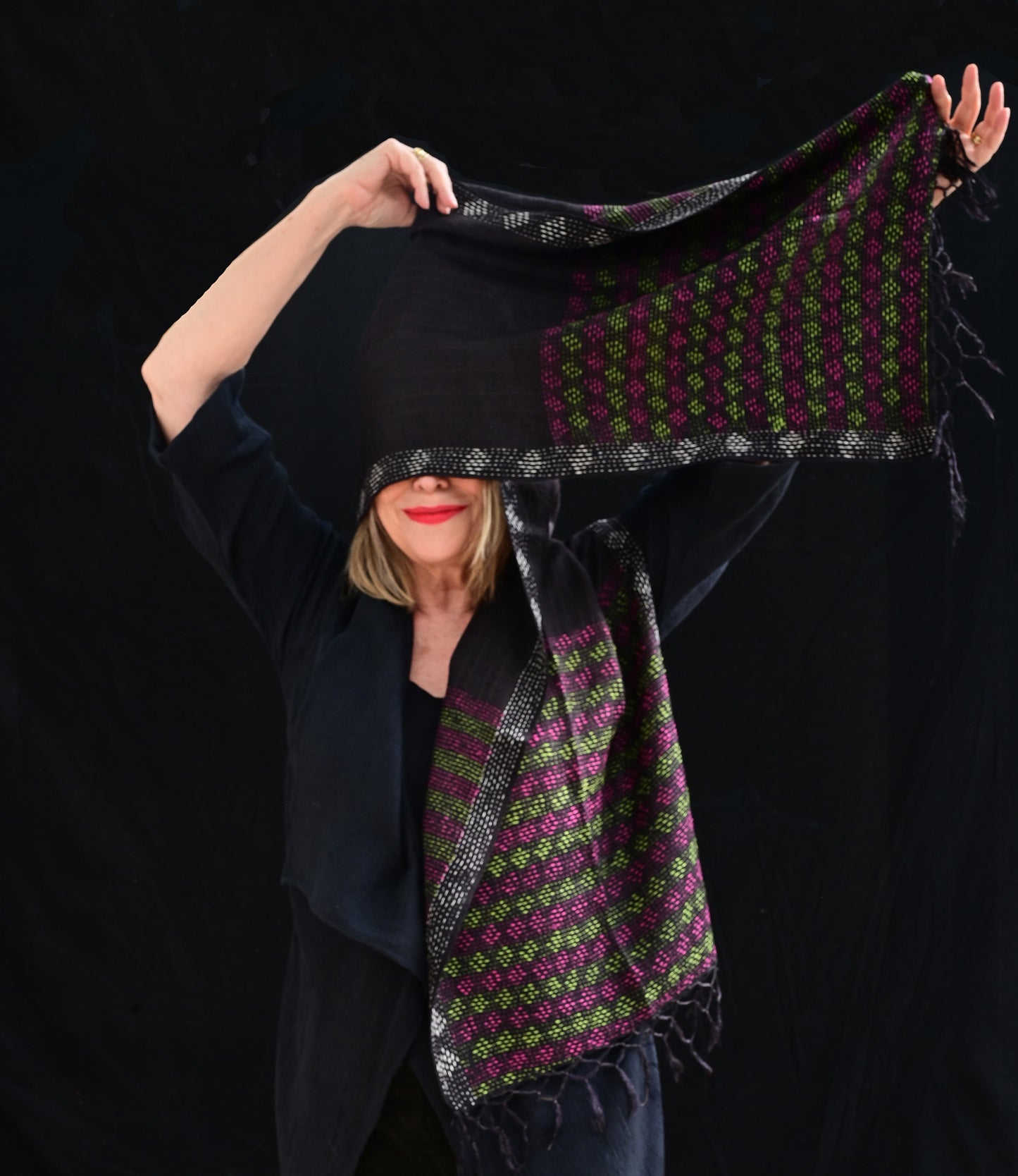 Kantha sjaal zwart matka zijde roze-groen geborduurd