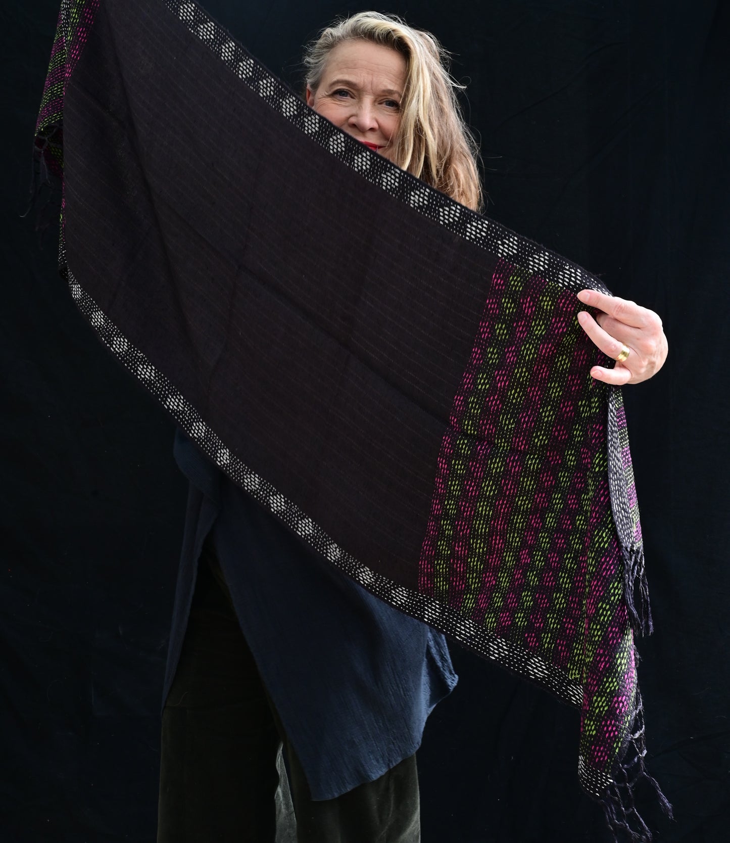 Kantha sjaal zwart matka zijde roze-groen geborduurd
