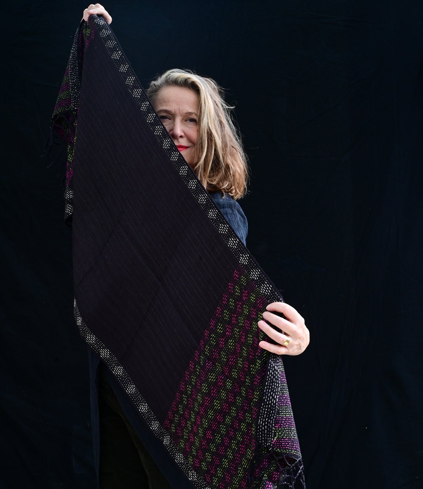 Kantha sjaal zwart matka zijde roze-groen geborduurd