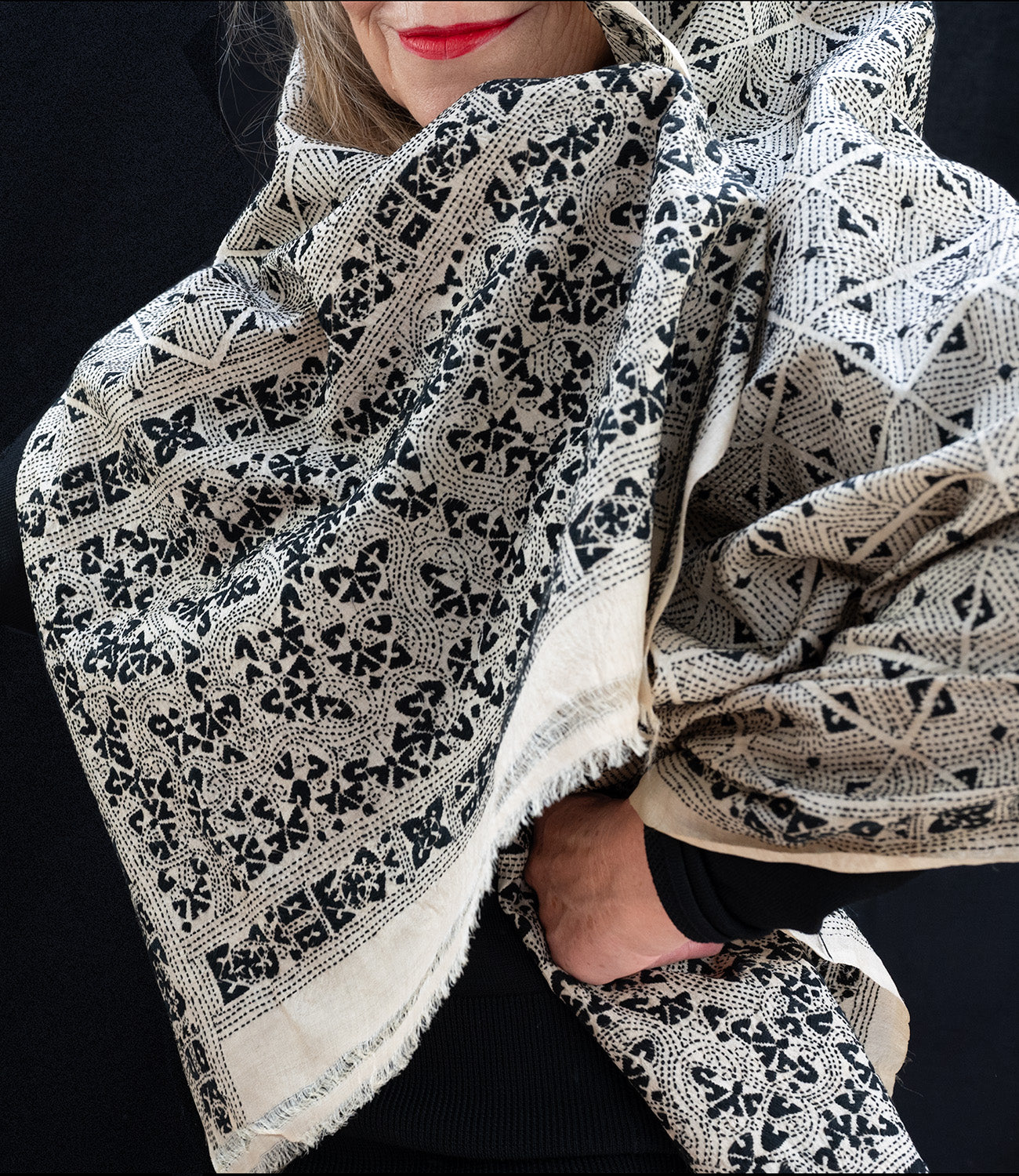Nakshi Kantha Schal samtig Schwarz