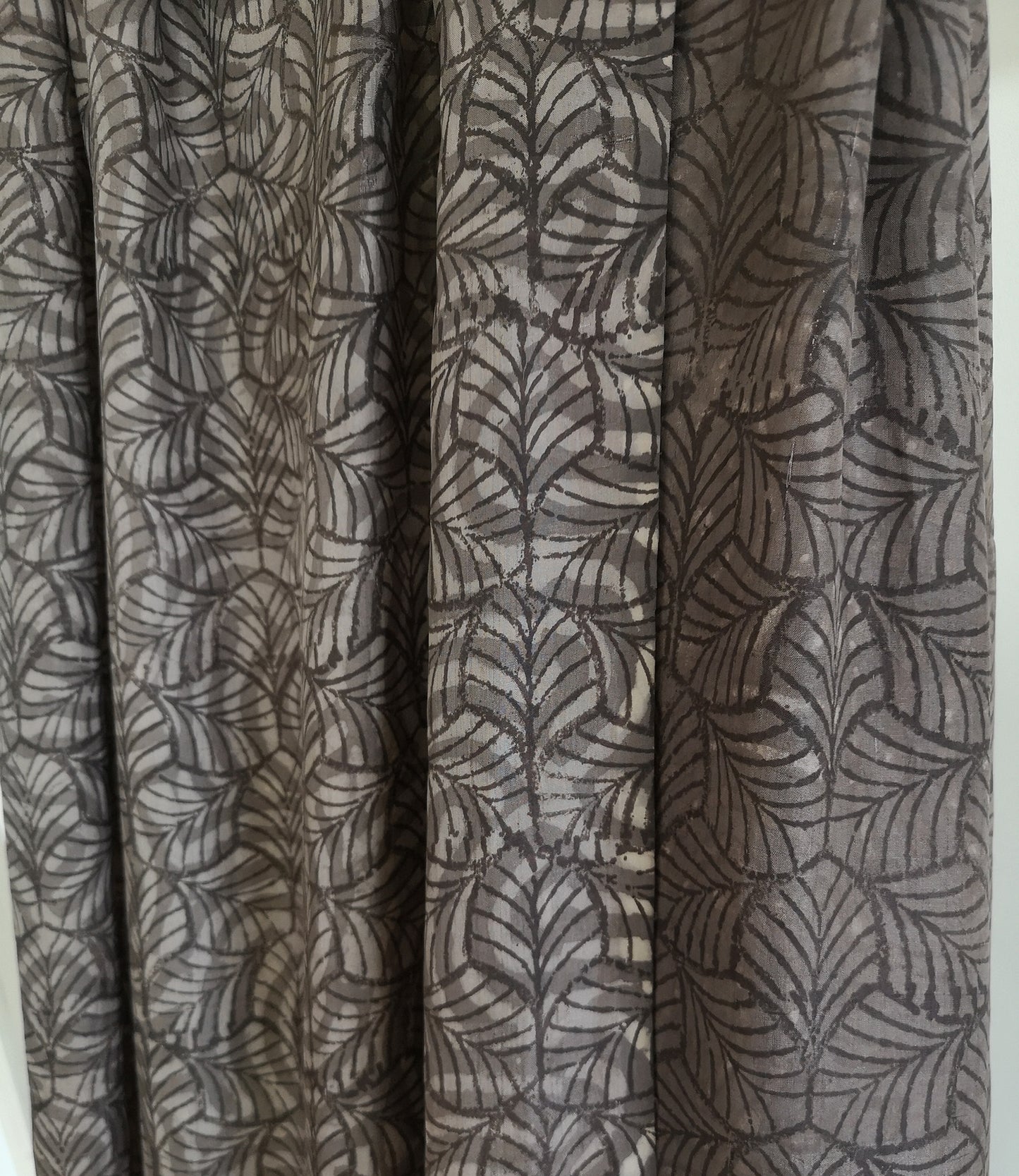 2,70m handgeweven zijde met bladmotief bruin