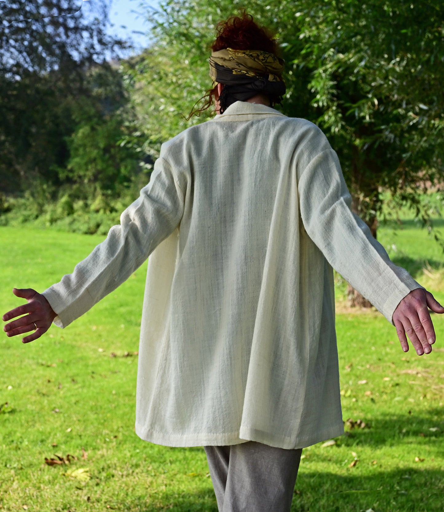 Weiße Strickjacke aus gewebter Wolle