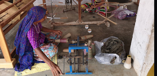 Vrouwen maken spoelen van Kala-katoen