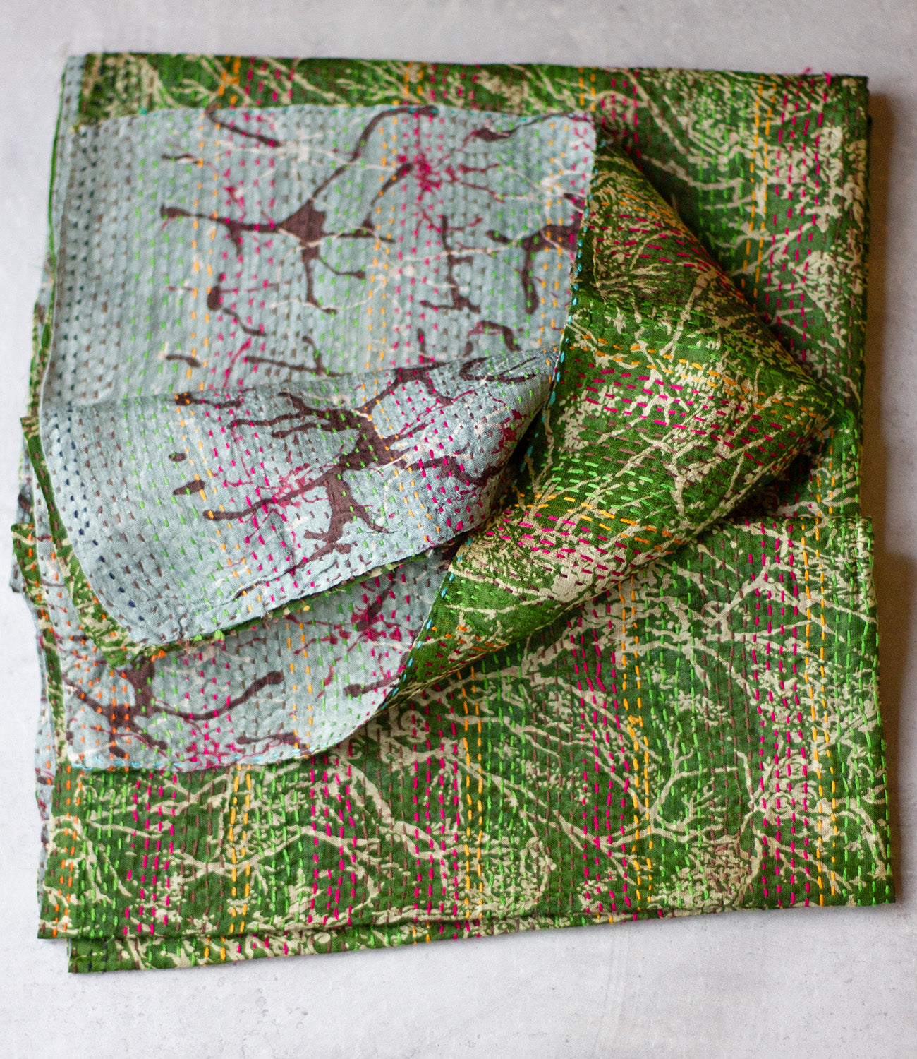 Kantha sjaal hergebruikte zijde groen-bruin voor inkopers