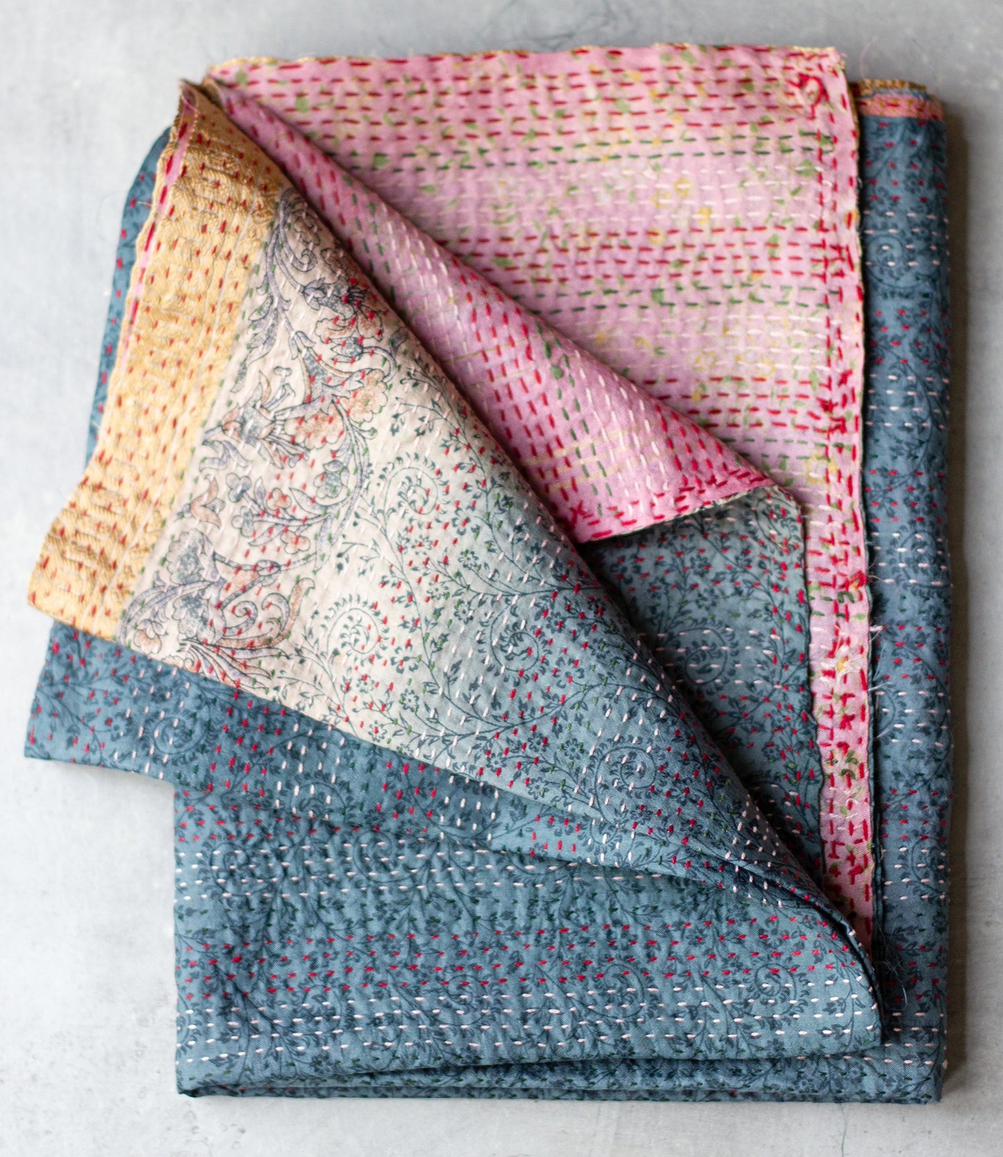 Kantha sjaal hergebruikte zijde Grey-Pink voor inkopers
