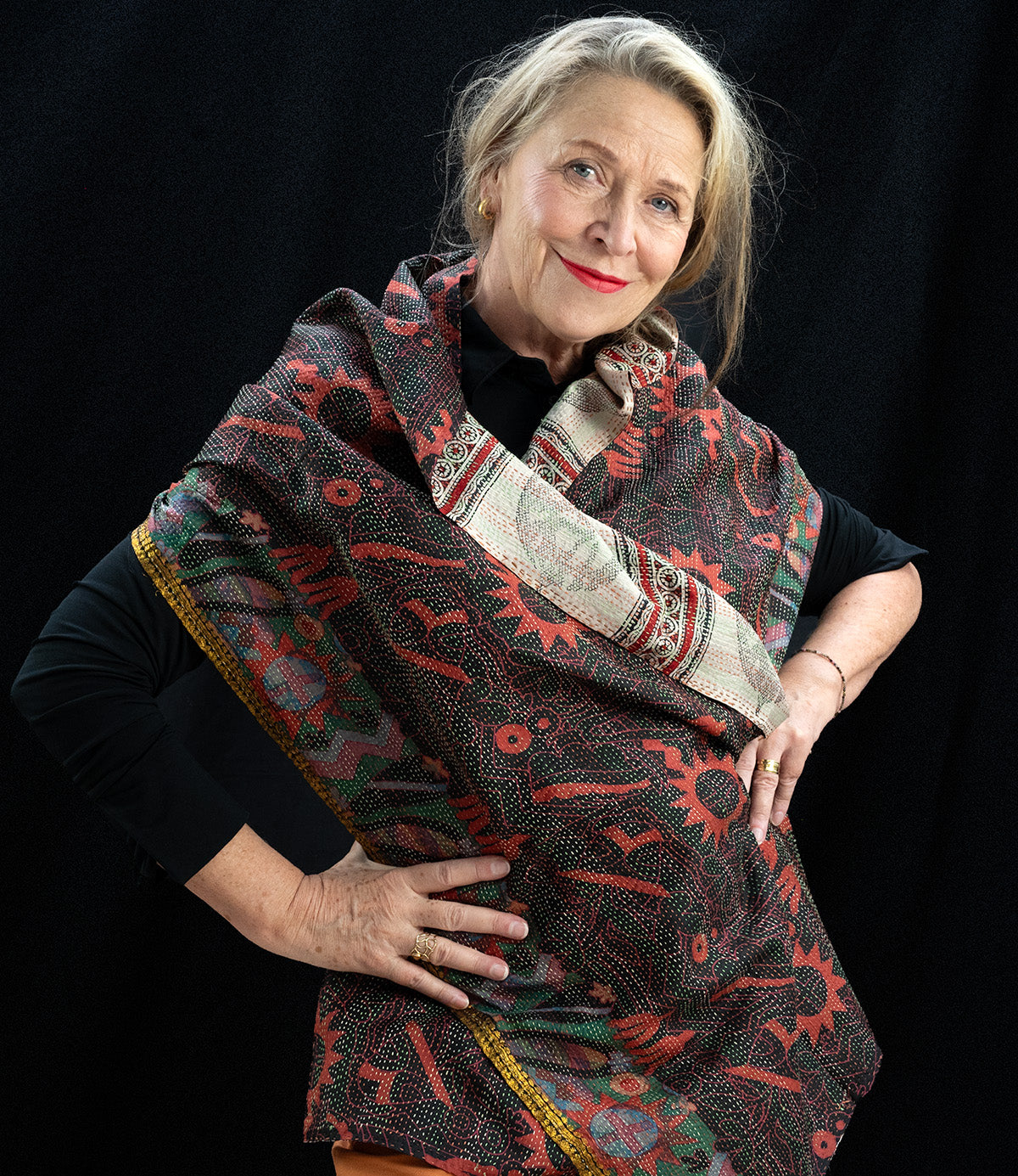 Kantha-Schal aus recycelter Seide mit braun-roten Motiven