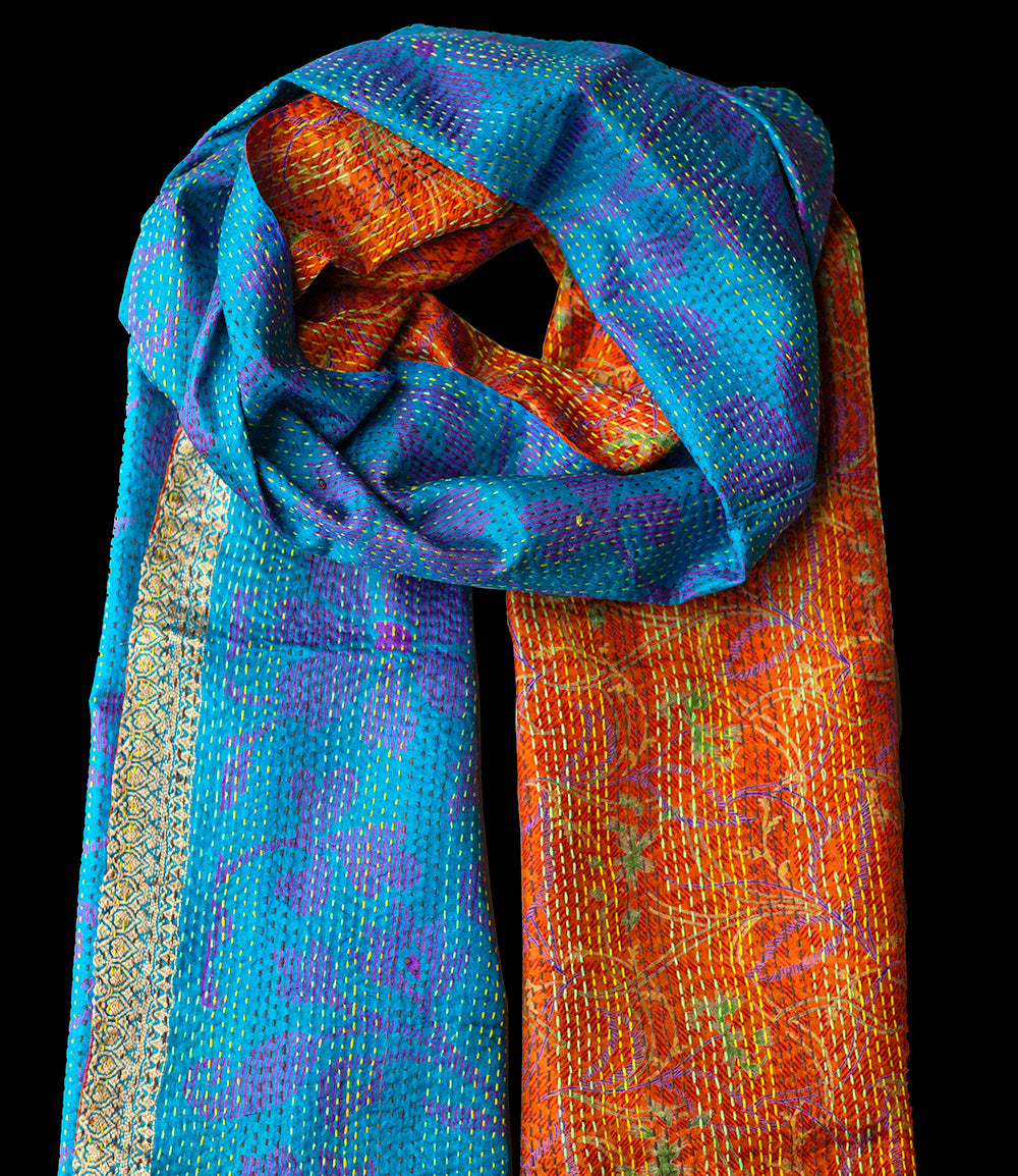 Kantha-Schal aus recycelter Seide in Orange-Blau mit goldenem Rand
