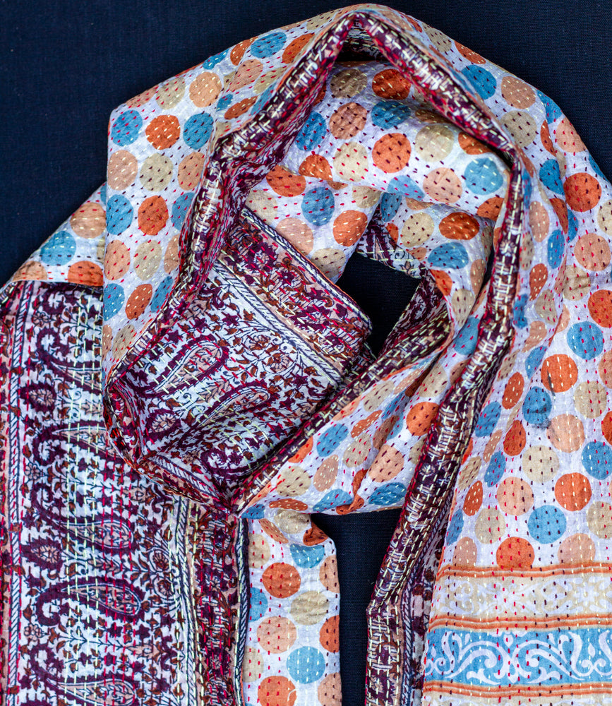 Kantha-Schal aus recycelter Seide in Orange-Blau mit goldenem Rand