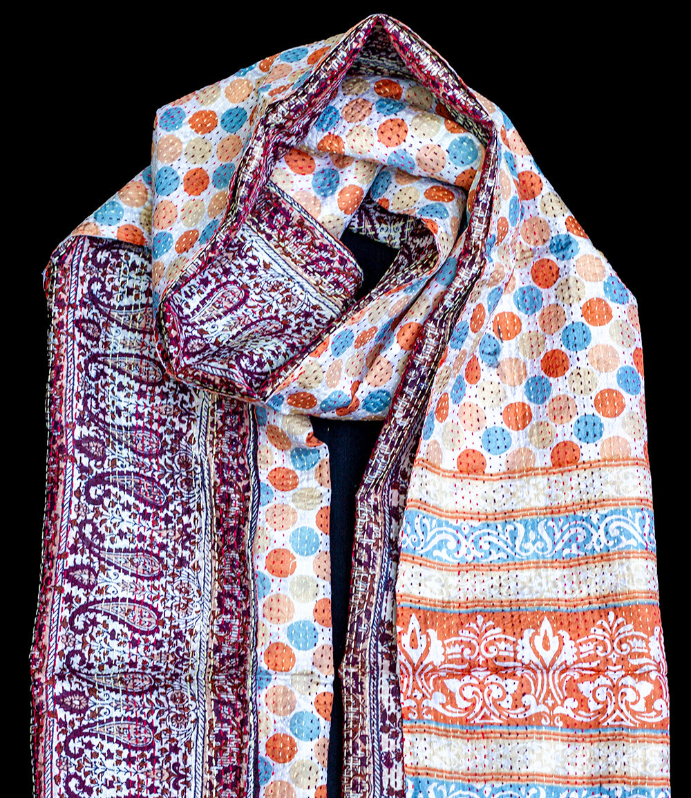 Kantha-Schal aus recycelter Seide in Orange-Blau mit goldenem Rand