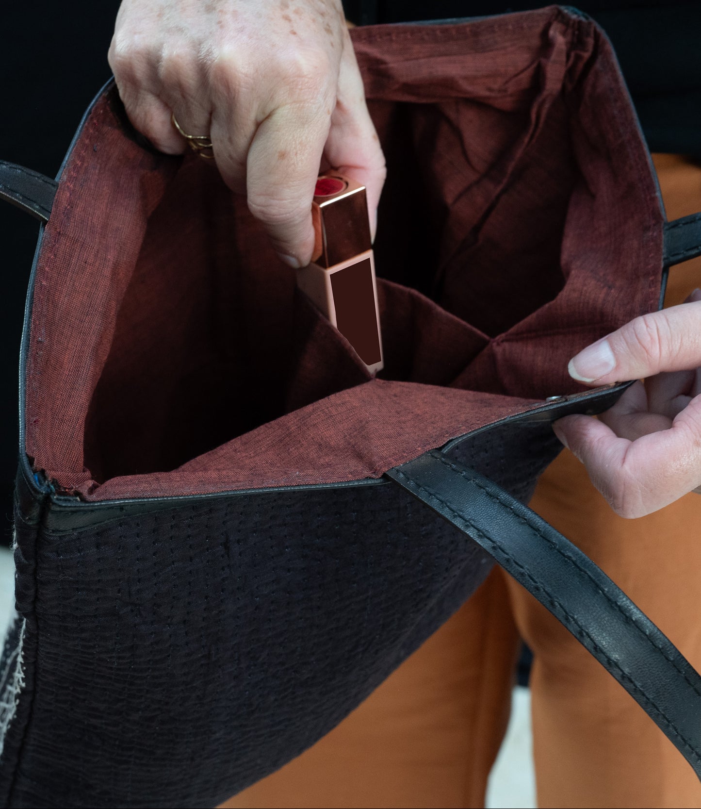 Bag hand-embroidered silk recycled leather