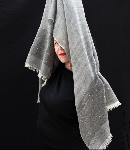 Dunkelgrauer Schal aus Bio-Baumwolle mit Glasperlen