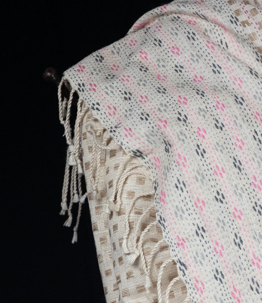Ivoorwitte sjaal van matkazijde met kantha-borduurwerk