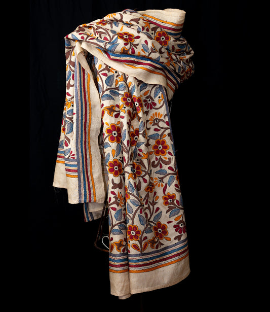 Nakshi Kantha-Schal in Herbstfarben auf Wildseide